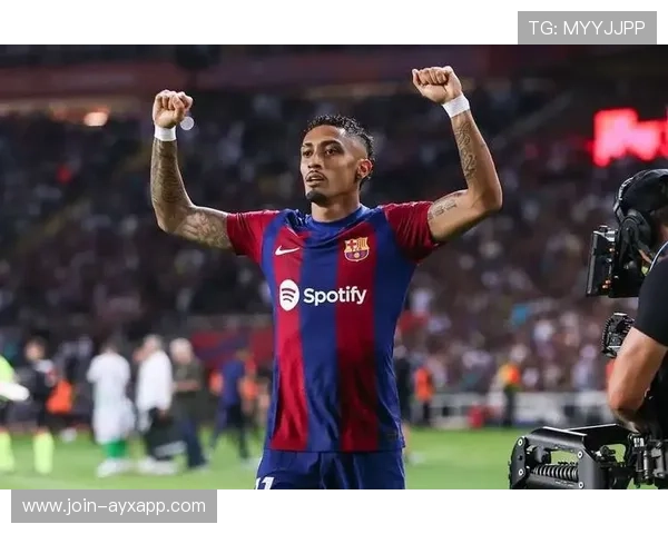 巴萨左路变化突然，拉菲尼亚背身做球助攻佩德里破门